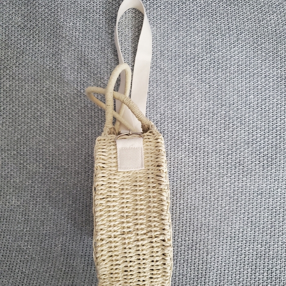 *SOLD* Gap natural straw circle bag - Picture 4 of 15